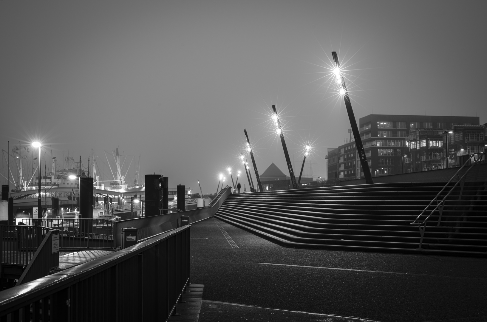 Am Morgen, allein auf der Jan-Fedder-Promenade