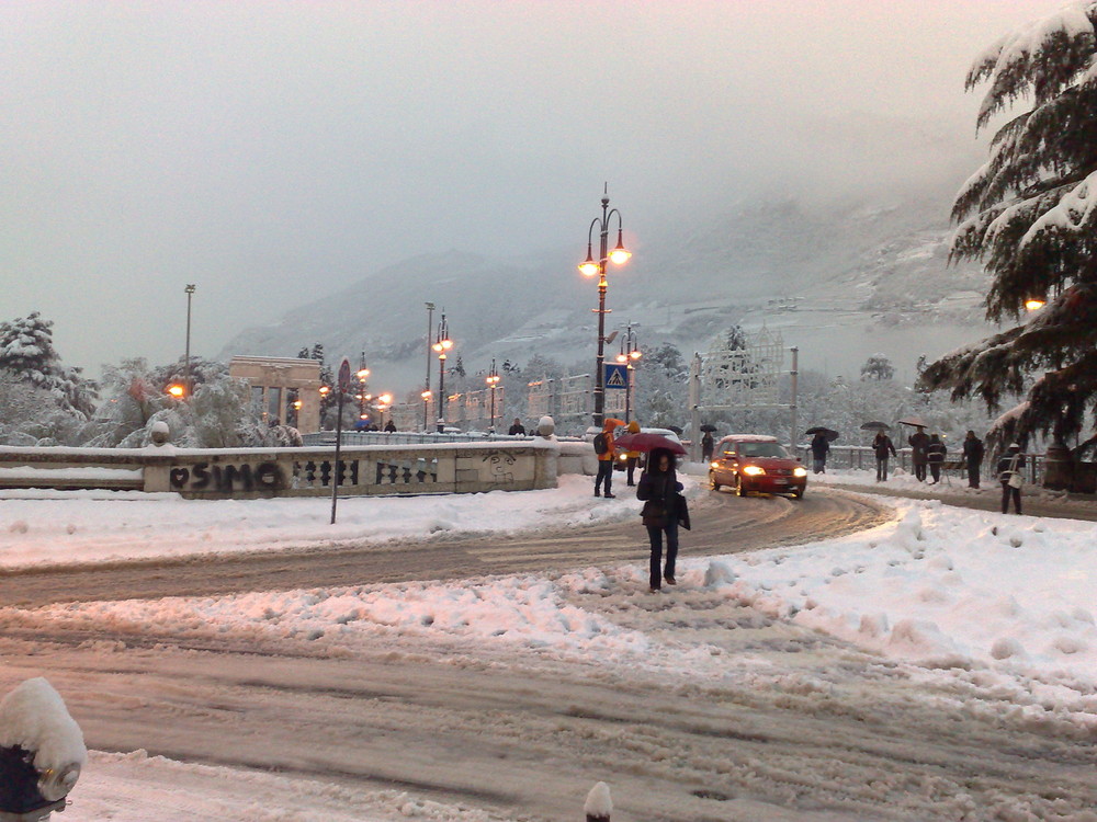 Am Morgen nach einer Nacht mit Schnee