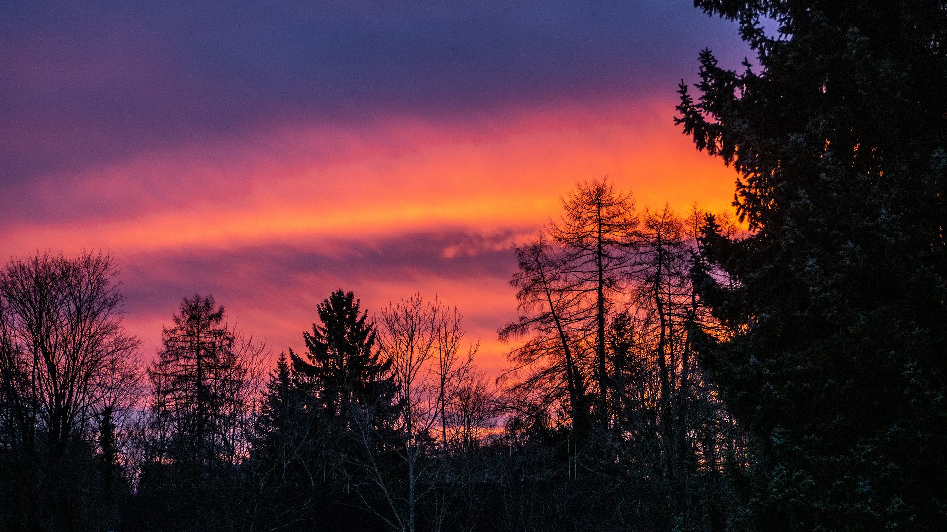 Am Morgen um 05.30 Uhr brennt der Himmel