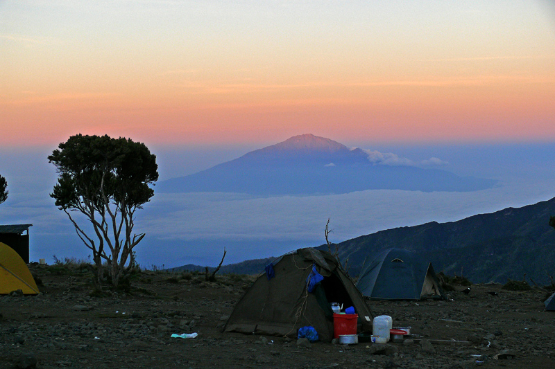 Am Morgen vom Shira Camp Blick auf Mount Meru