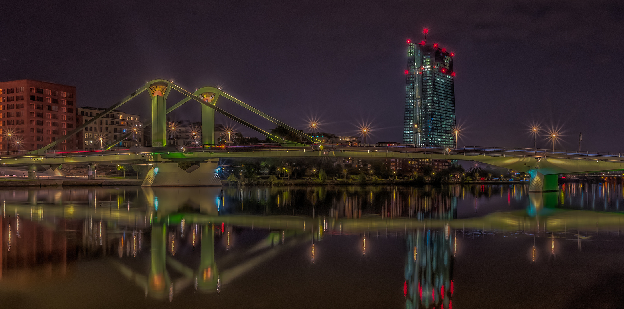 Am nächtlichen Main - Flößerbrücke und EZB