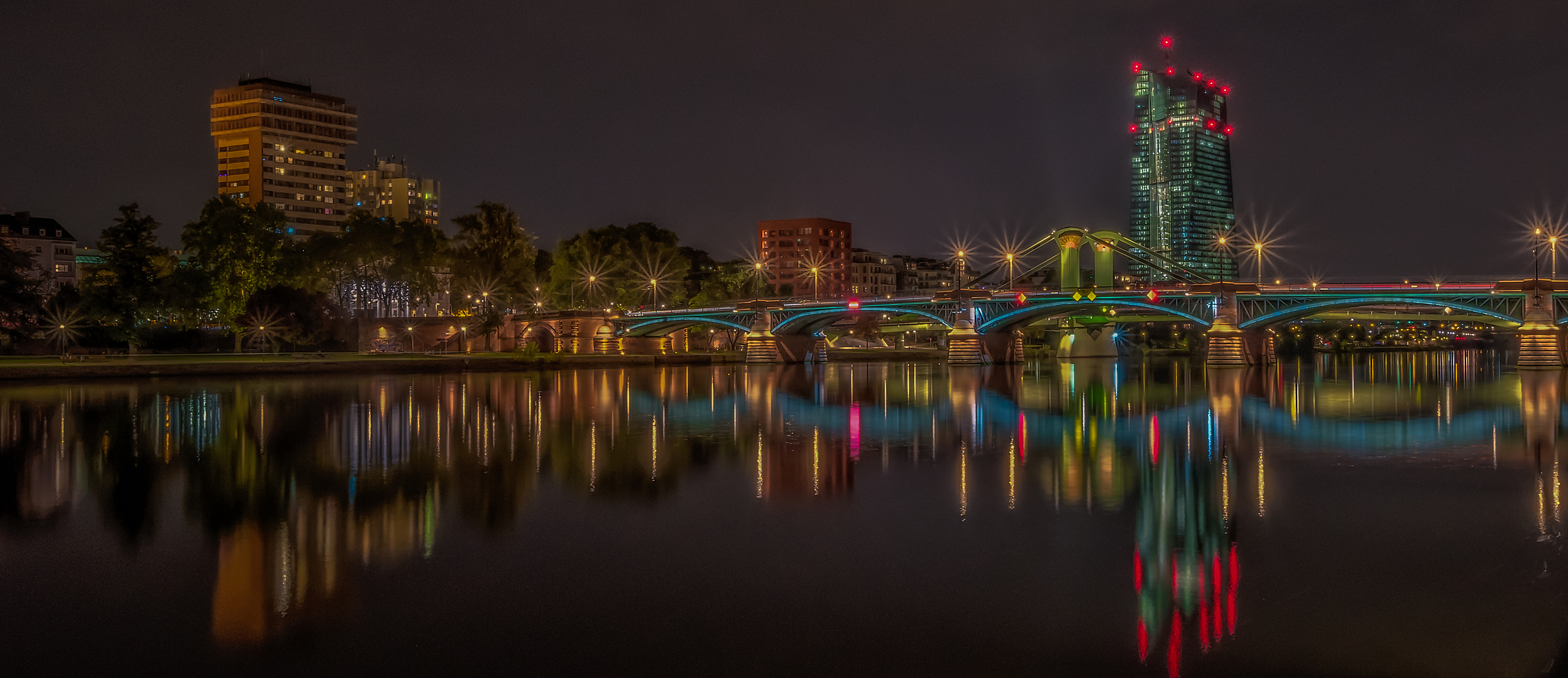 Am nächtlichen Main - Ignatz-Bubis-Brücke, Flößerbrücke und EZB