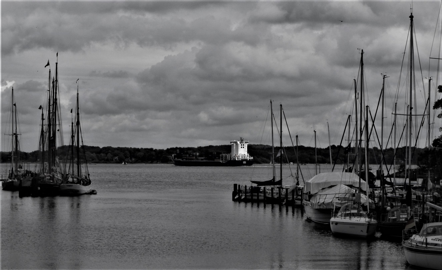 Am NOK - Blick hinaus auf die Kieler Förde 