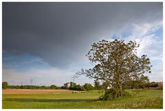 Am Ortsrand vor dem Gewitter