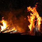 Am Osterfeuer / Bild 1