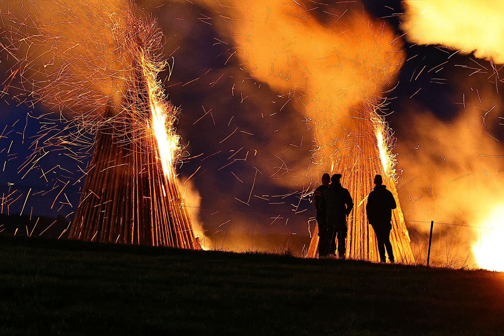 Am Osterfeuer / Bild 2