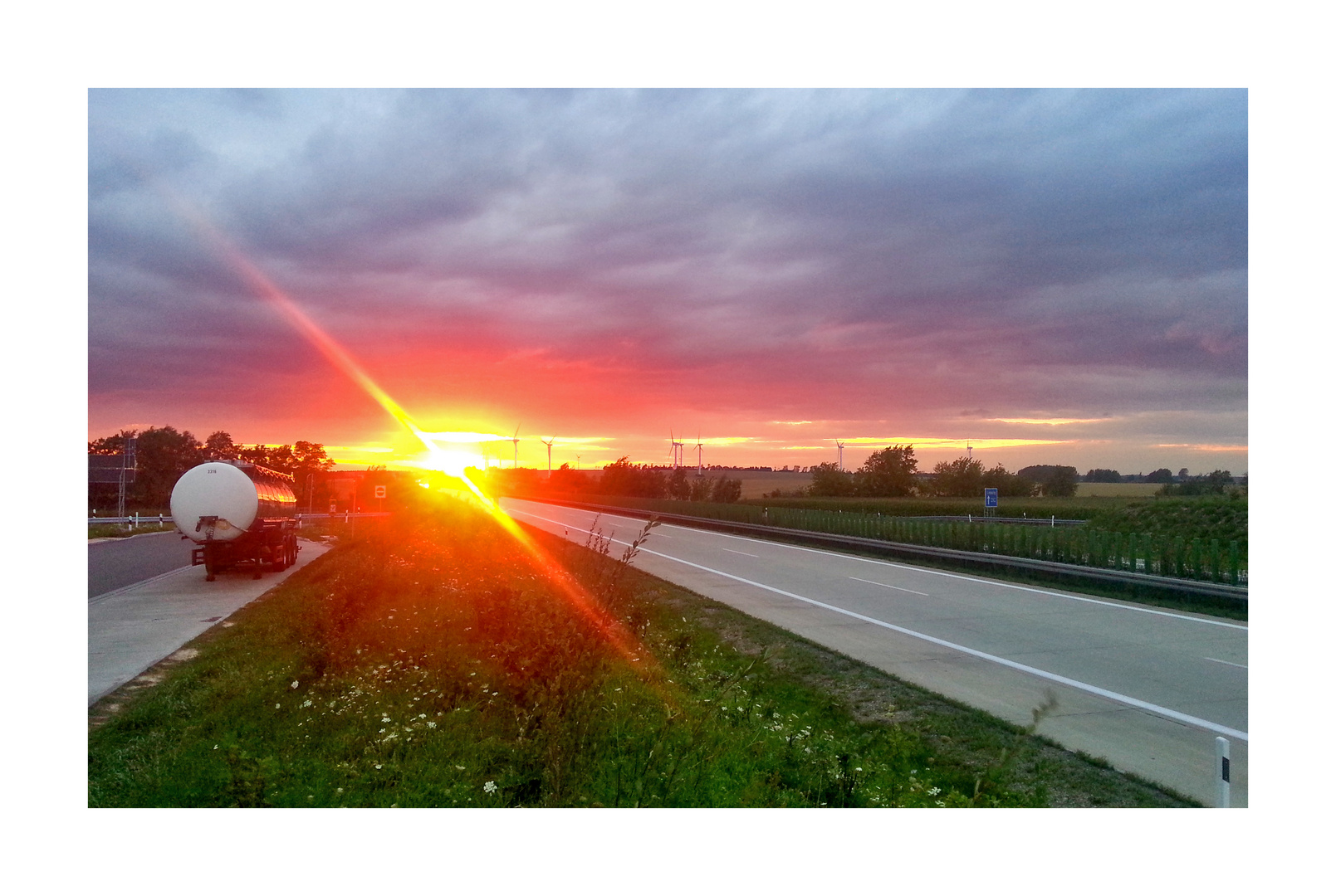 Am Parkplatz stieg ich auf den Hang - zu knipsen Sonnenuntergang!