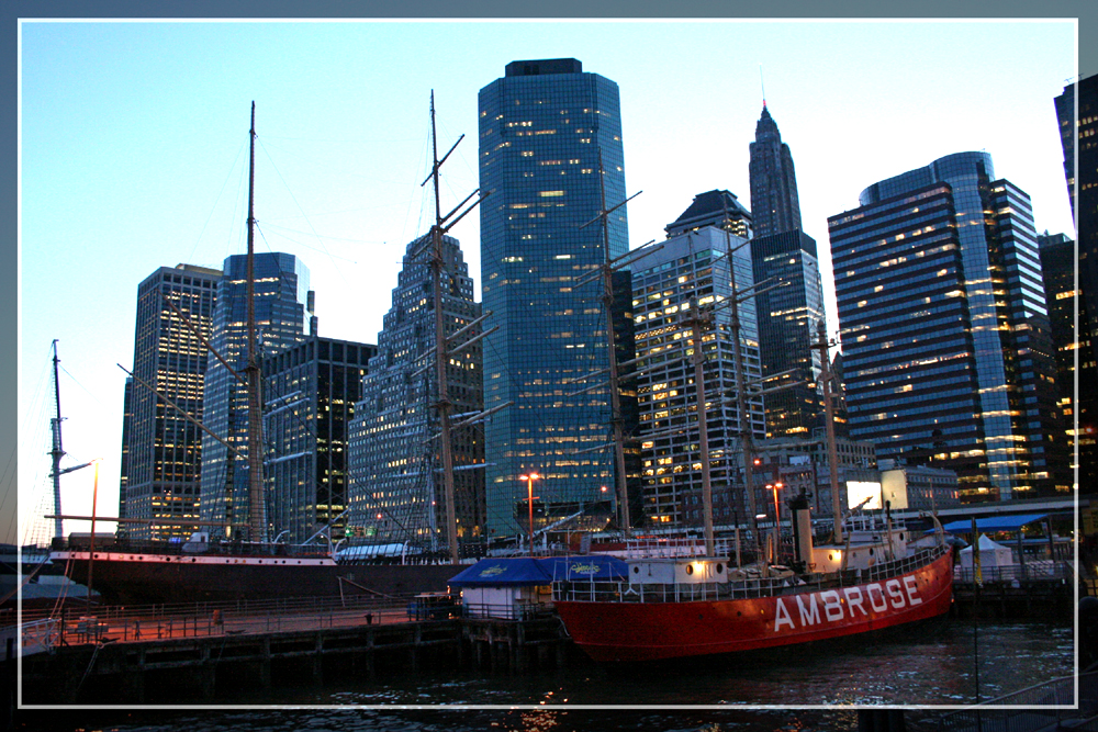 Am Pier mit Aussicht auf Manhattan