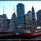 Am Pier mit Aussicht auf Manhattan