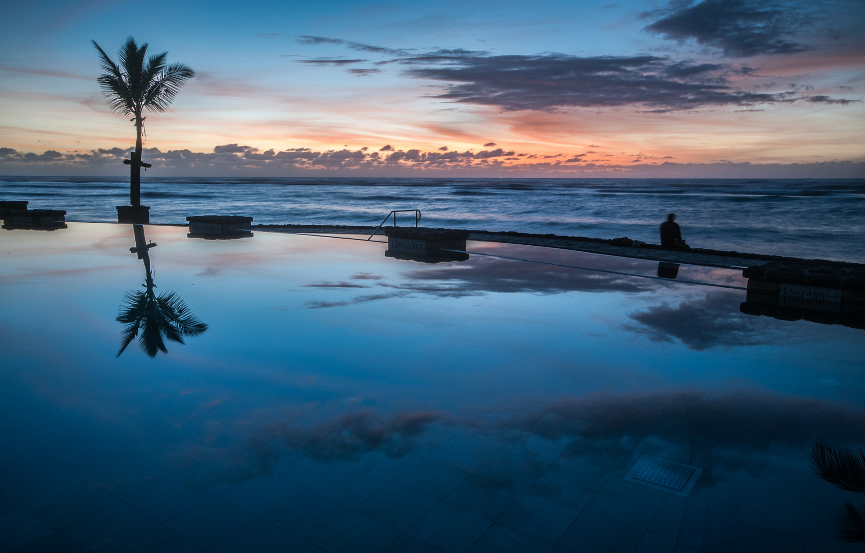 Am pool zur blauen Stunde