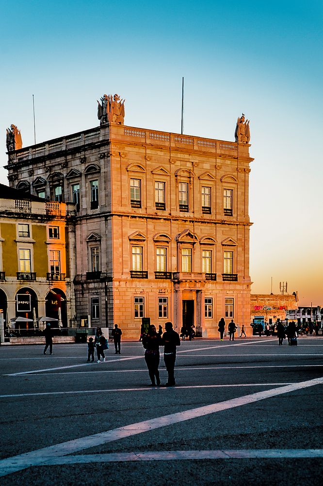 Am Praça do Comércio in Lissabon