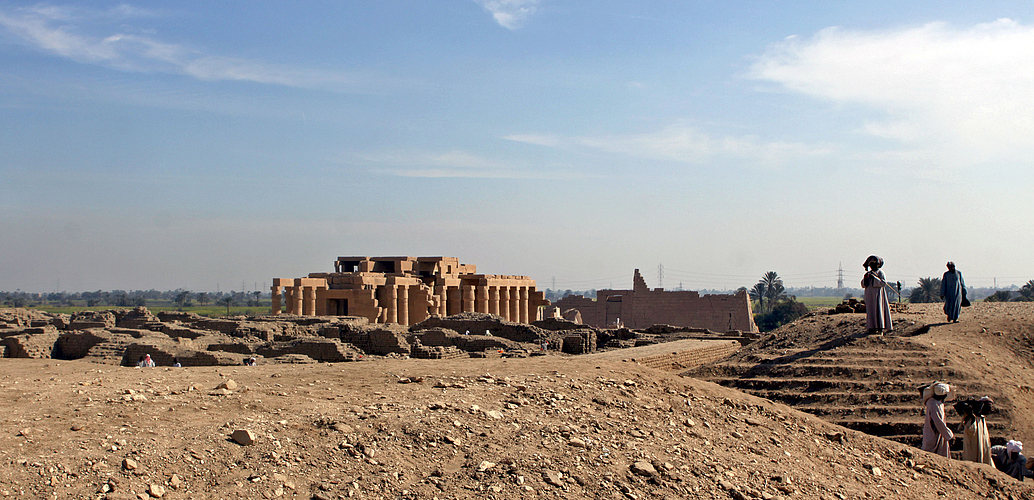 am ramesseum wird gearbeitet wie vor 100 jahren