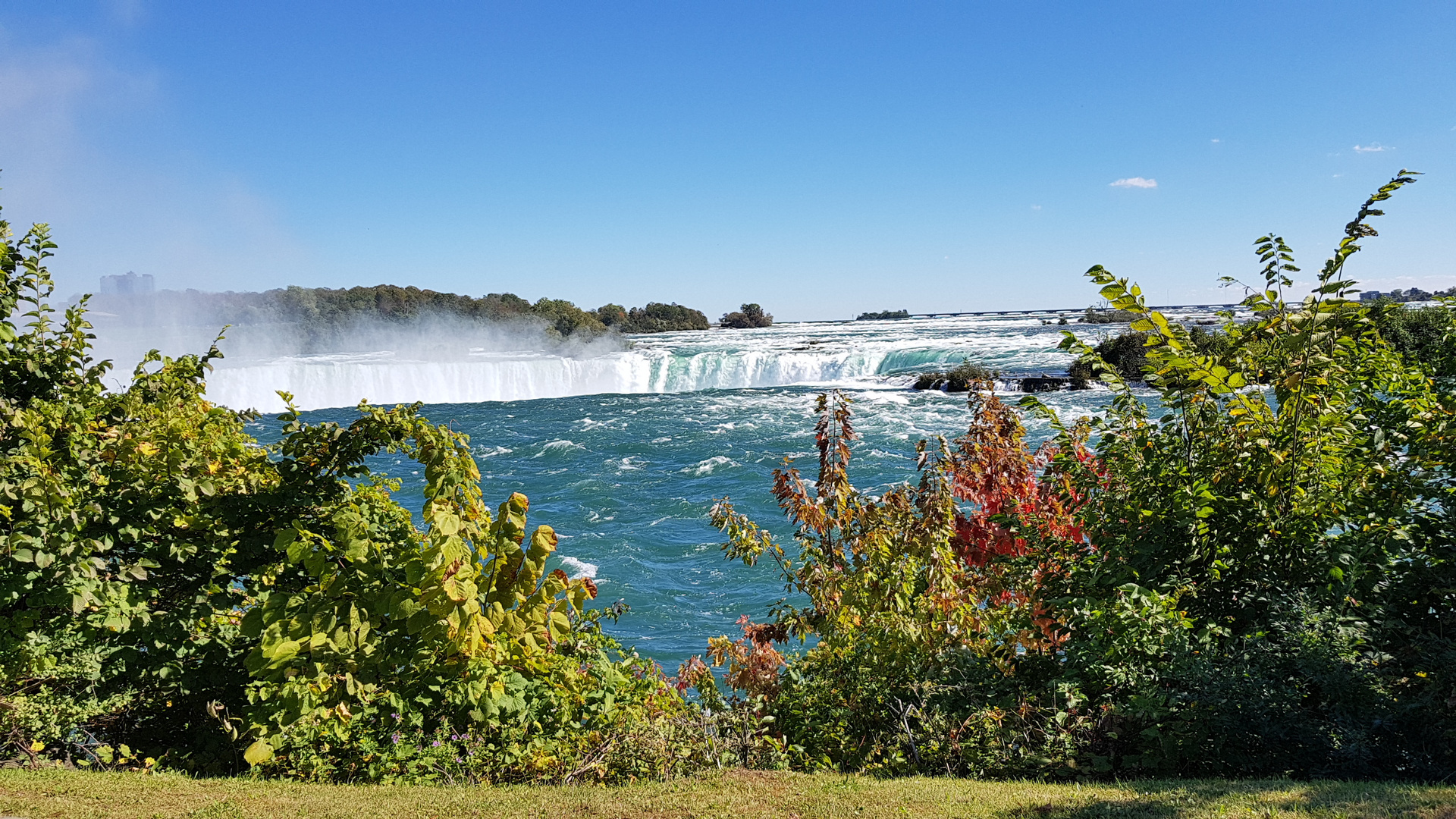 Am Rand der kanadischen Niagara Fälle