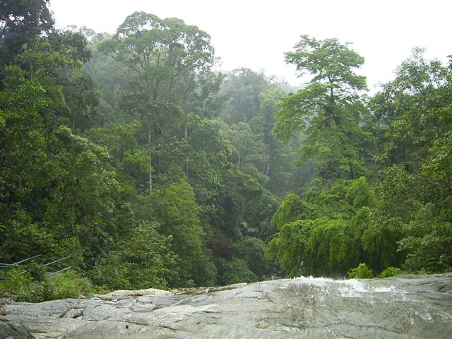 Am Rande des Wasserfalls