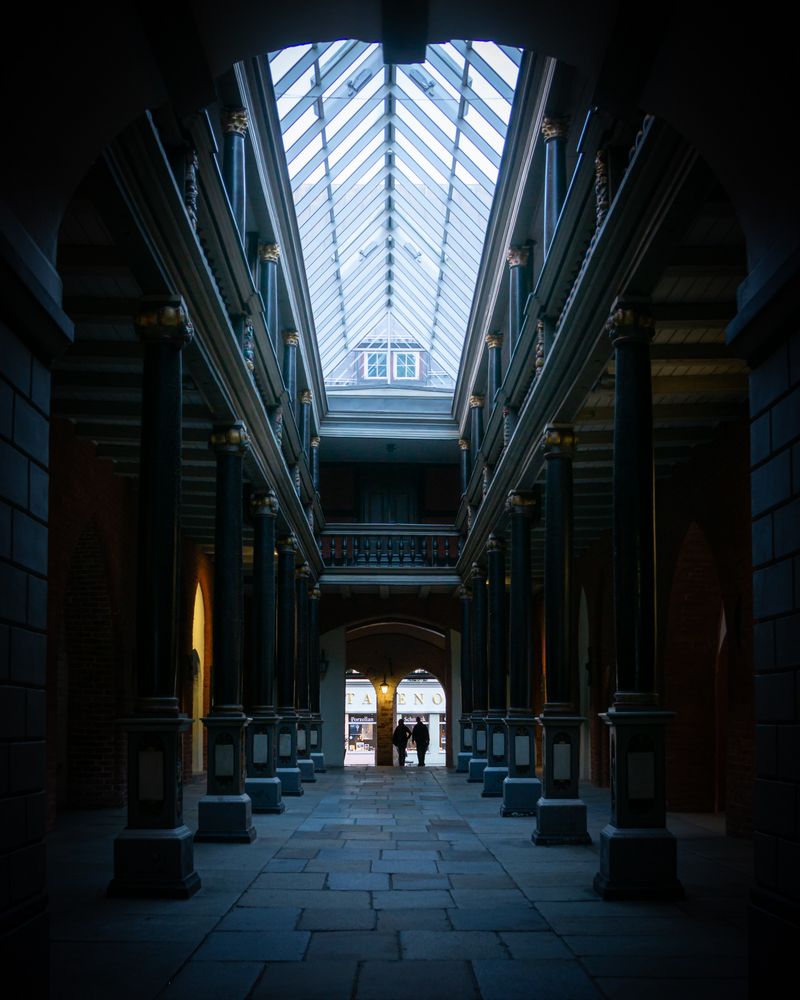 Am Rathaus in Stralsund.