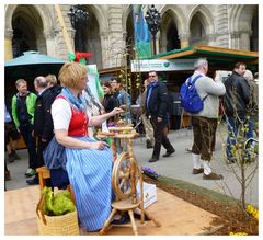 Am rathausplatz - eine maid die "spinnt", um sie herum die besucher und