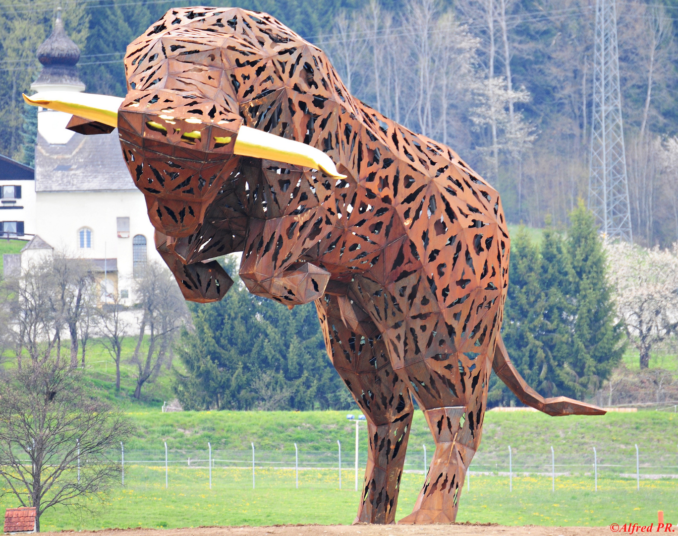 Am Red Bull Ring steht ein Edelstahlbulle,und das nicht zu klein.