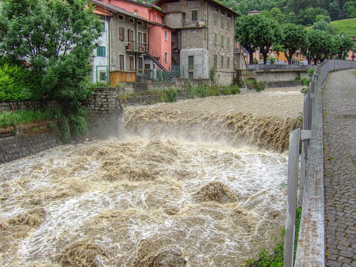 am reissenden Fluss