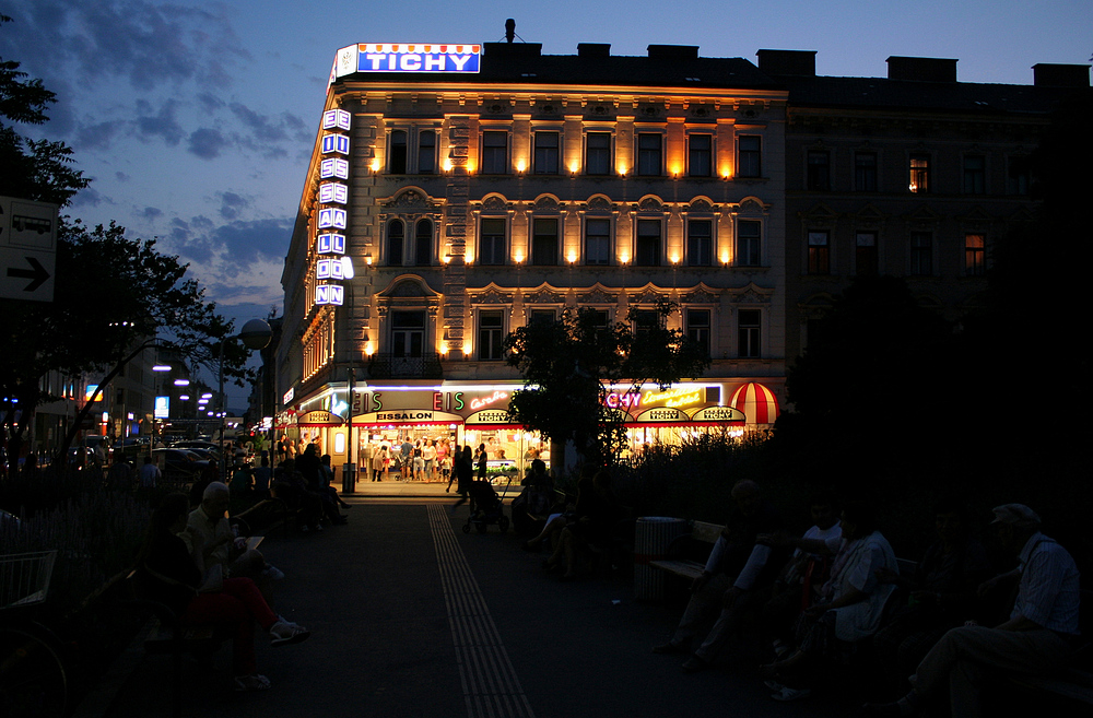 Am Reumannplatz zur blauen Stunde