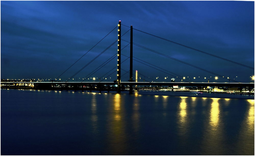 Am Rhein bei Duesseldorf