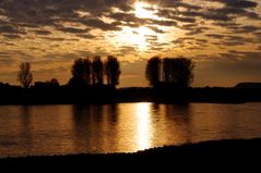 am Rhein bei Leverkusen