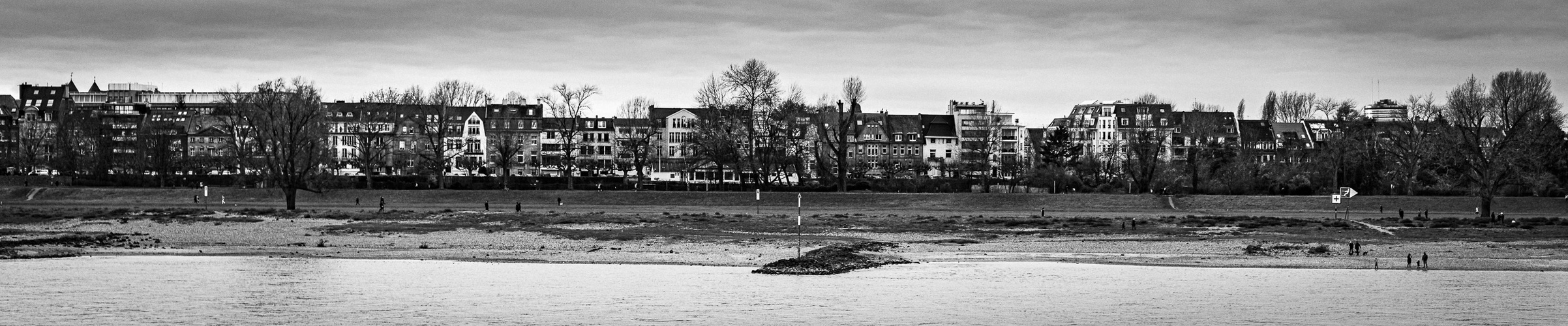 Am Rhein II / Blick auf Düsseldorf - Oberkassel