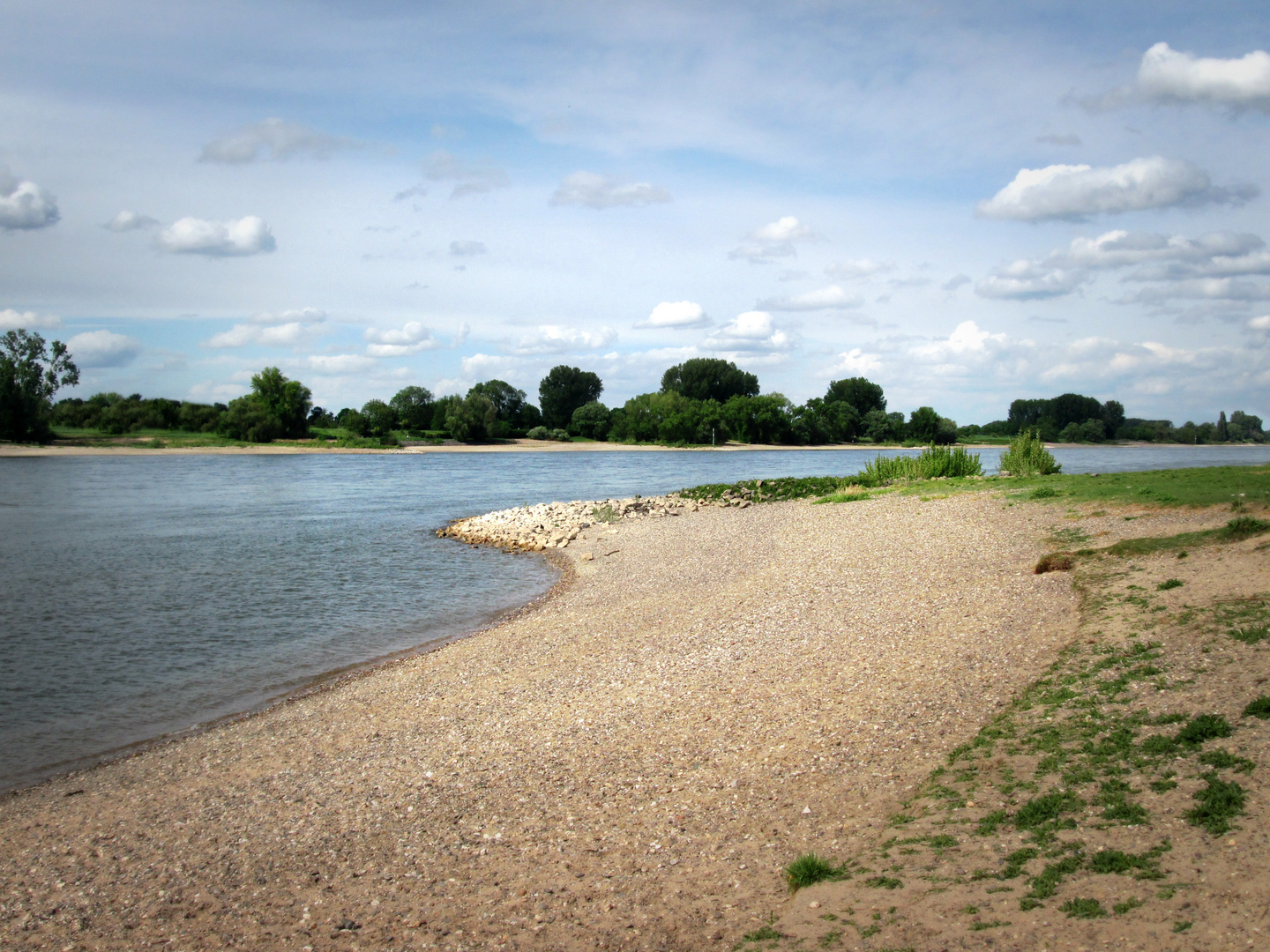 AM RHEIN IN DÜSSELDORF