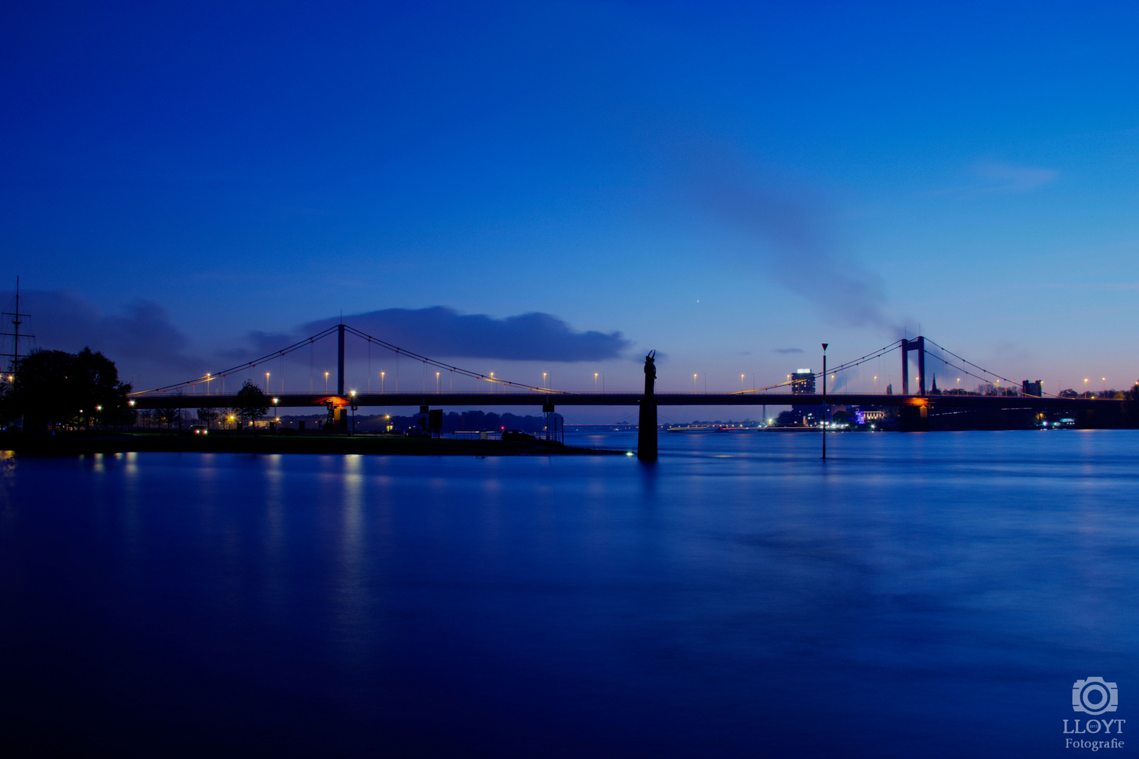 Am Rhein ist fein.... Duisburger Friedrich-Ebert-Brücke.