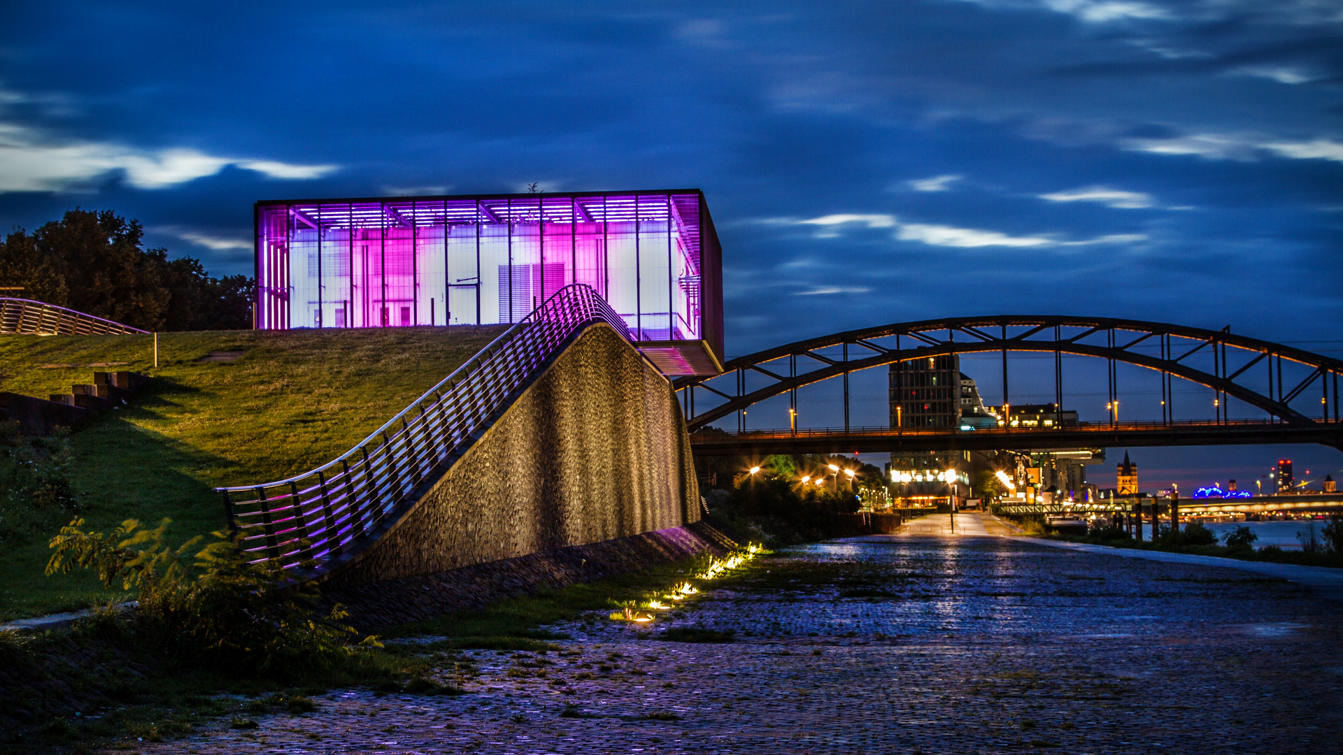 Am Rheinhafen in Köln