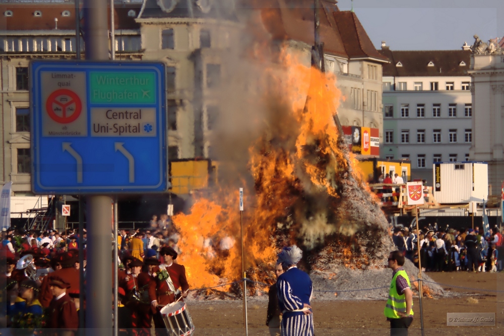 am Sächsilüüte: nachdem es den Böögg "getätscht" hat