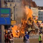 am Sächsilüüte: nachdem es den Böögg "getätscht" hat