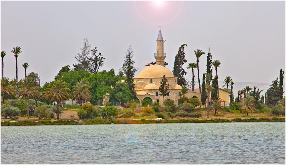 Am Salzsee von Larnaca liegt die Moschee Hala Sultan Tekke ...