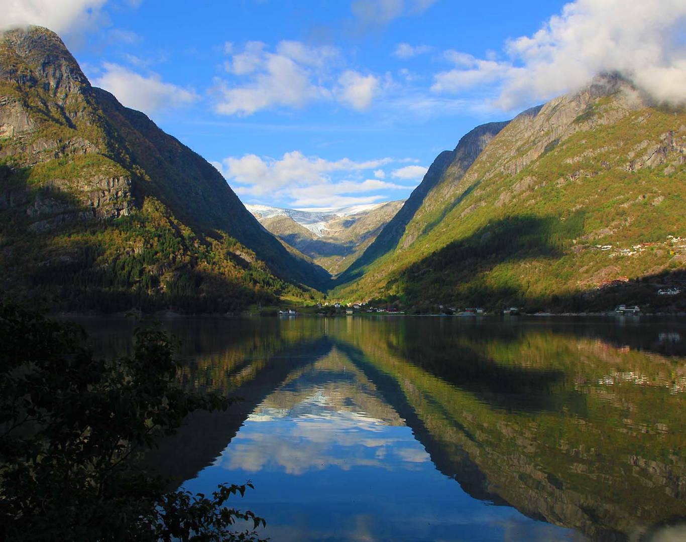 Am Sandvevatnet mit Blick auf den Folgefonna-Gletscher bei Odda in Norwegen