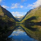 Am Sandvevatnet mit Blick auf den Folgefonna-Gletscher bei Odda in Norwegen