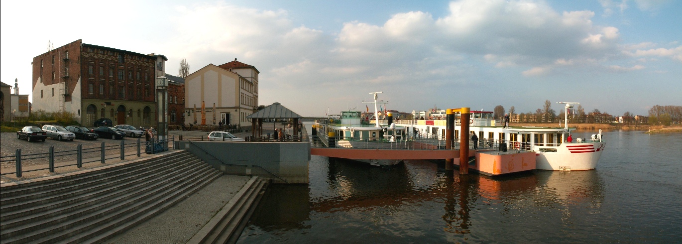 Am Schiffsanleger Holzmarkt