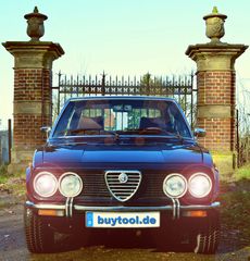 Am Schloß Varlar in Coesfeld - Alfa Romeo Alfetta.