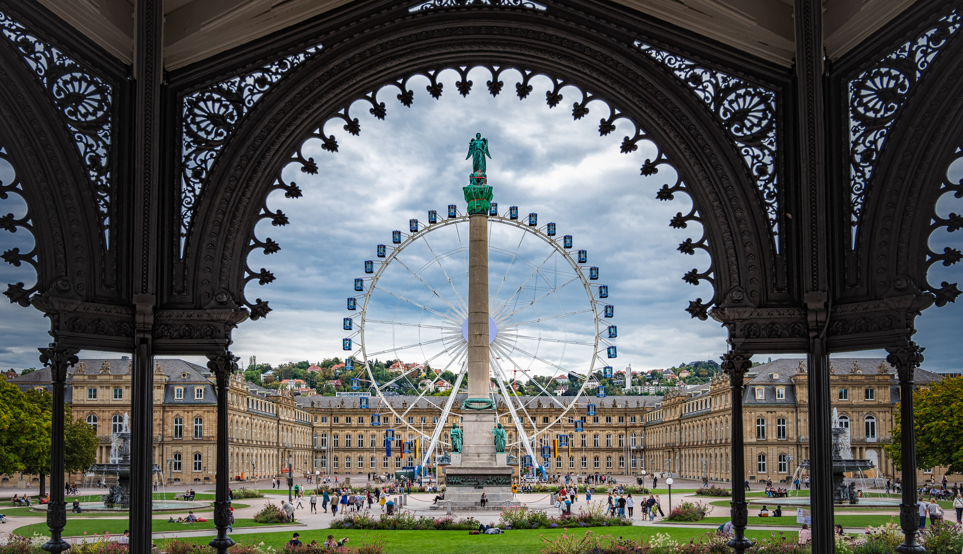 Am Schlossplatz in Stuttgart...