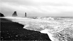 Am schwarz-weißen Strand von Reynisvjara (VI)