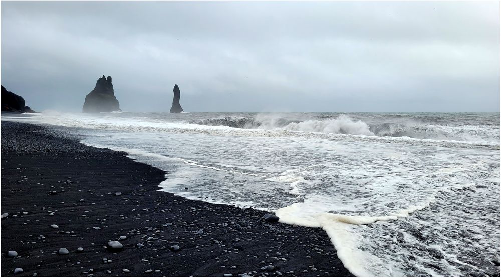 Am schwarz-weißen Strand von Reynisvjara (VIII)