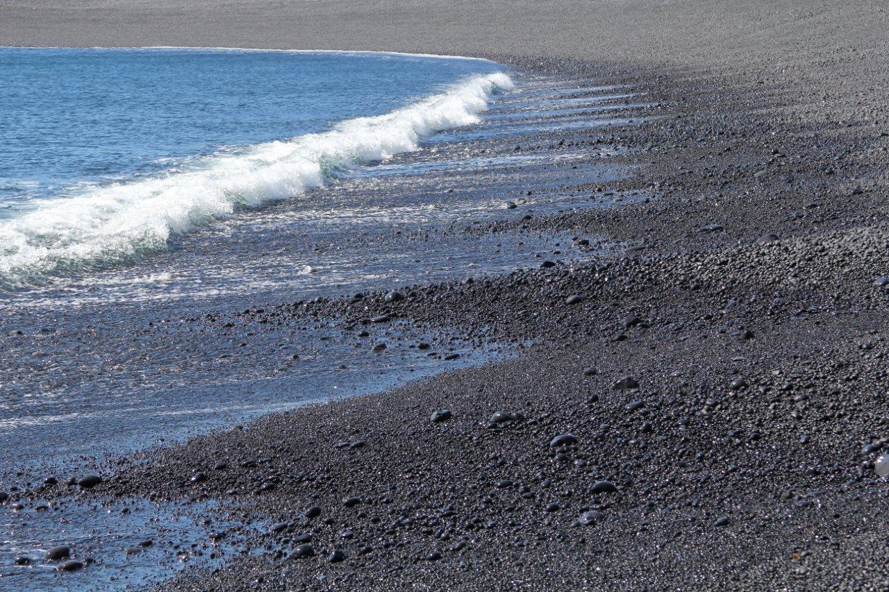 Am schwarzen Strand