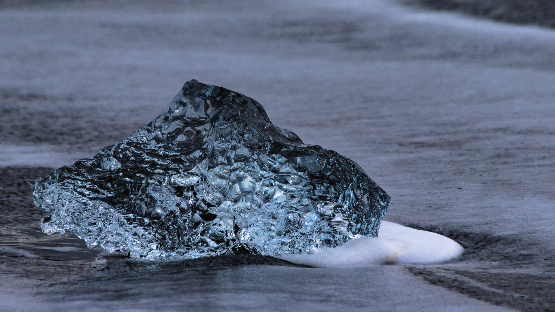 Am schwarzen Strand von Jökulsárlón