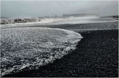 Am schwarzen Strand von Reynisvjara (II)