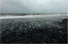 Am schwarzen Strand von Reynisvjara (III)