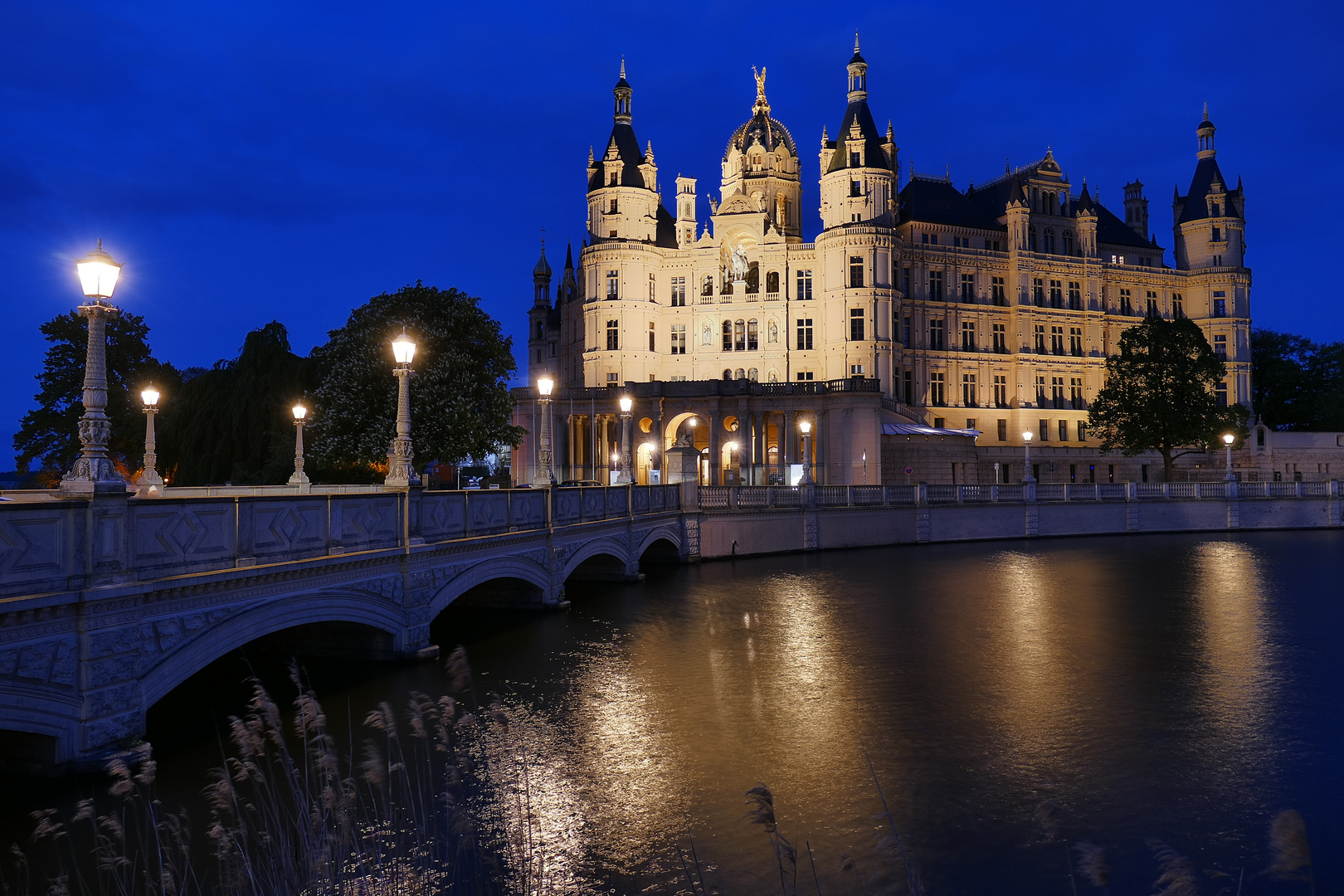 Am Schweriner Schloß. ..........