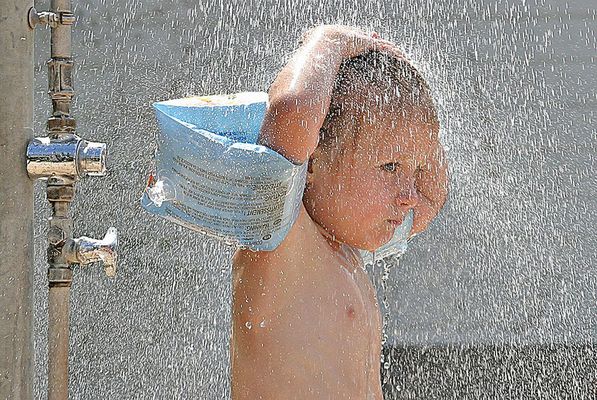 am schwimmbad unter die dusche