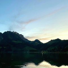 Am See an einem gemütlichen, jedoch kühlen Herbsttag