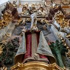 Am Seitenaltar noch Oben blickend