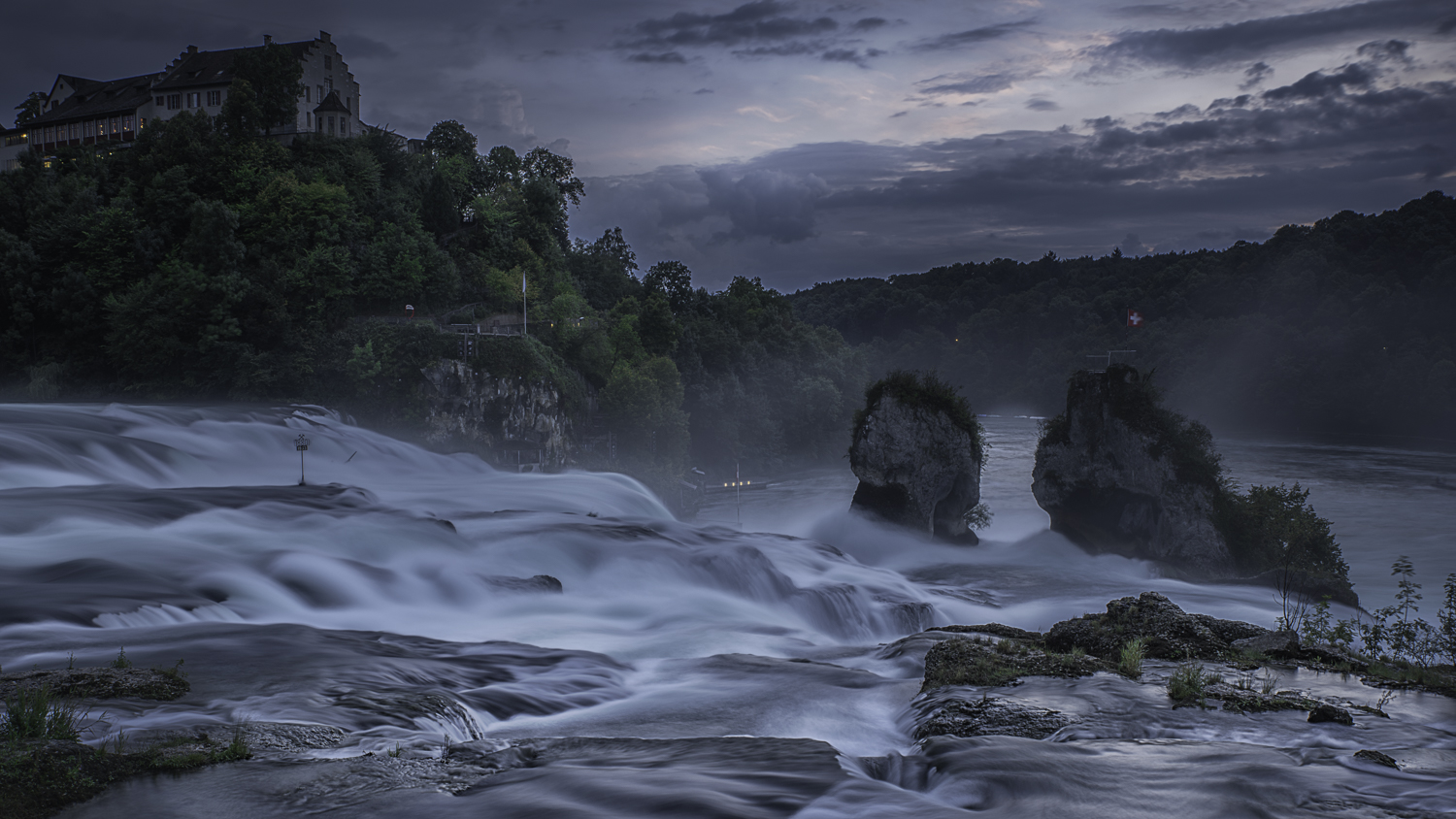 Am späten Abend am Rheinfall