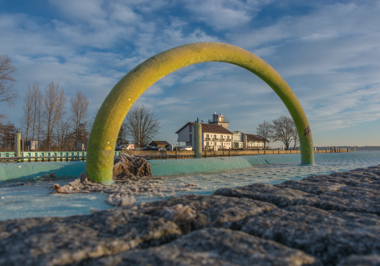 Am Sperrwerk in Wieck Foto & Bild | architektur, bäume, wolken Bilder ...