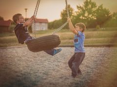 Am Spielplatz in ihrem Element